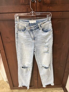 Light Blue Distressed Cropped Jeans - Women